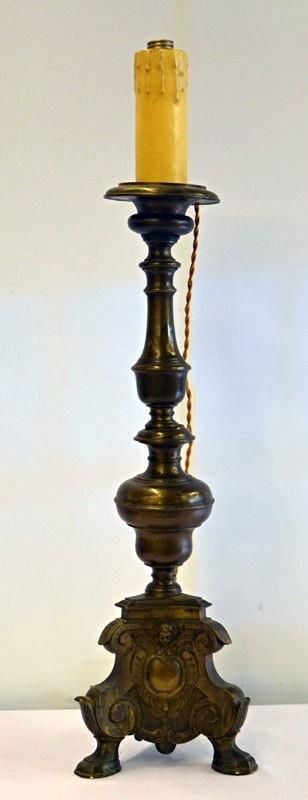 Candeliere, sec. XVIII, in bronzo, alt. cm 60&nbsp;&nbsp;&nbsp;&nbsp;&nbsp;&nbsp;&nbsp;&nbsp;&nbsp;&nbsp;&nbsp;&nbsp;&nbsp;&nbsp;&nbsp;&nbsp;&nbsp;&nbsp;&nbsp;&nbsp;&nbsp;&nbsp;&nbsp;&nbsp;&nbsp;&nbsp;&nbsp;&nbsp;&nbsp;&nbsp;&nbsp;&nbsp;&nbsp;&nbsp;&nbsp;&nbsp;&nbsp;&nbsp;&nbsp;&nbsp;&nbsp;&nbsp;&nbsp;&nbsp;&nbsp;&nbsp;&nbsp;&nbsp;&nbsp;&nbsp;&nbsp;&nbsp;&nbsp;&nbsp;