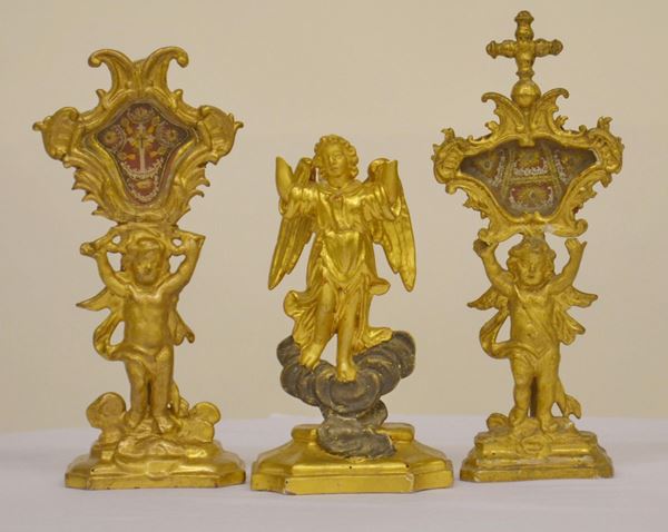 Tre reliquie, sec. XVIII, con sostegni a putti