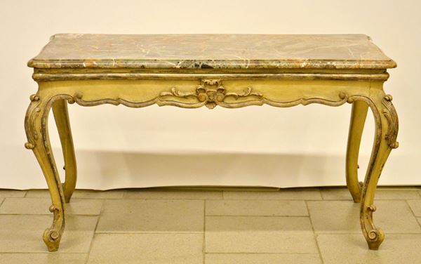 Tavolino, in stile '700, in legno laccato,