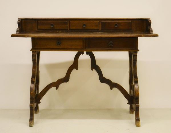 Scrivania, in stile '600, in noce, piano sagomato  - Asta GIOIELLI, ARGENTI, ARREDI E DIPINTI DAL XVII AL XX SECOLO - Poggio Bracciolini Casa d'Aste