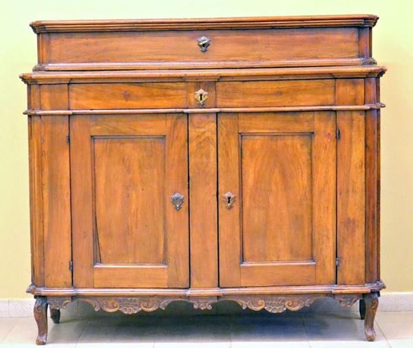 Credenza, sec. XVIII, in noce, due sportelli,