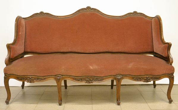Divano, fine sec. XIX, in rovere intagliato,