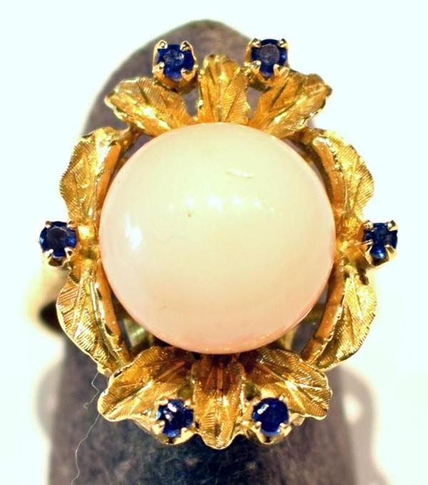 ANELLO IN ORO GIALLO,CORALLO E ZAFFIRI