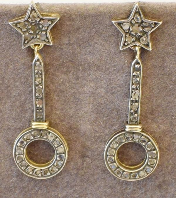 PAIO DI ORECCHINI PENDENTI, IN ORO GIALLO, ARGENTO                        