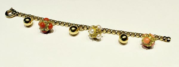 BRACCIALE IN ORO GIALLO, CORALLO E PERLE                                  