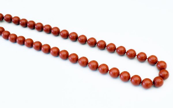 COLLANA IN ORO GIALLO  E SFERE ROSSE                                     