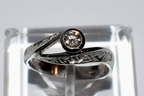 ANELLO IN ORO BIANCO E DIAMANTI 