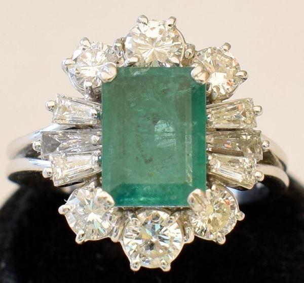 ANELLO IN ORO BIANCO SMERALDO E DIAMANTI                                  