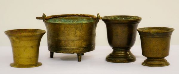 Tre mortai, sec. XVII, in bronzo, alt. cm 9,