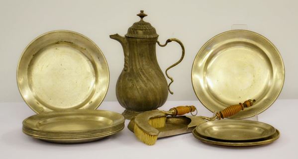 Raccoglibriciole, caffettiera e dieci piatti,  - Asta GIOIELLI, DIPINTI, ARREDI E OGGETTI D'ARTE - Poggio Bracciolini Casa d'Aste