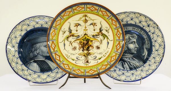 Tre piatti da parete, inizi sec. XX, in maiolica decorata