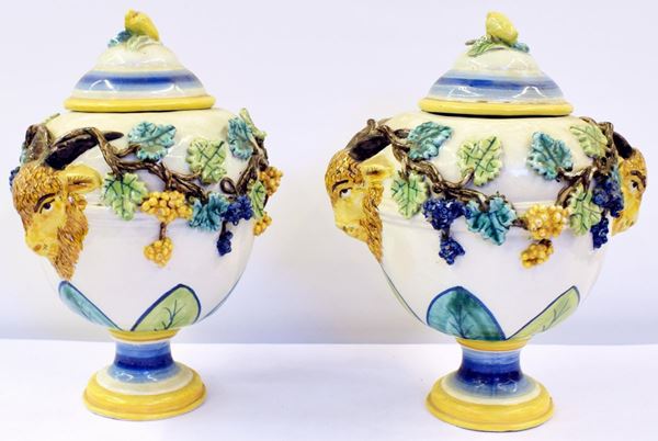 Coppia di vasi, sec. XIX, in maiolica policroma,
