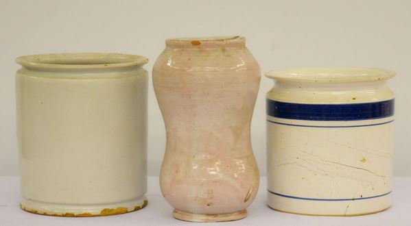 Albarello, in stile 600, in terracotta smaltata  - Asta GIOIELLI, DIPINTI, ARREDI E OGGETTI D'ARTE - Poggio Bracciolini Casa d'Aste