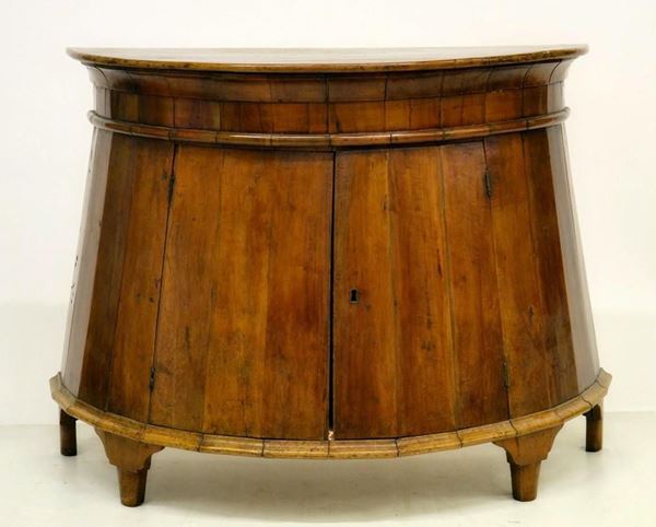 Credenza, inizi sec. XX, in noce, fronte sagomato,