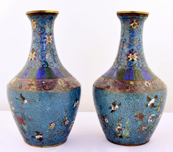 Coppia di vasi, sec. XIX, cloisonn&egrave; in metallo