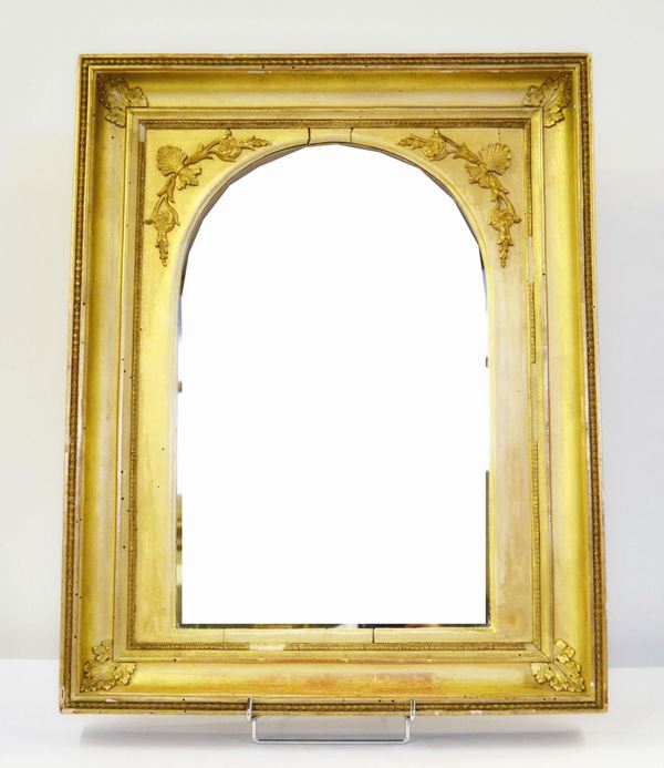 Specchiera, sec. XIX, cornice dorata  - Asta GIOIELLI, DIPINTI, ARREDI E OGGETTI D'ARTE - Poggio Bracciolini Casa d'Aste