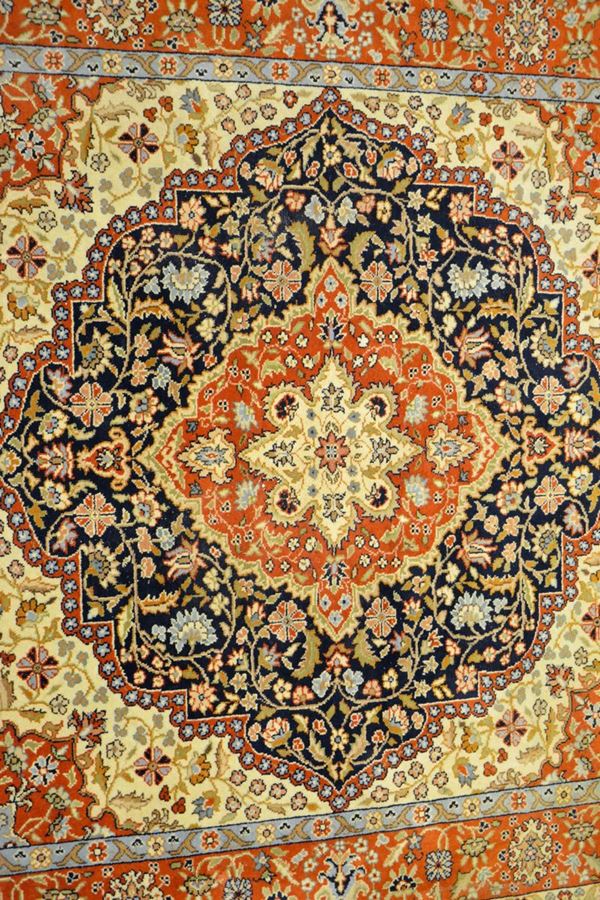 Tappeto persiano, sec. XX, fondo multicolore  - Asta GIOIELLI, DIPINTI, ARREDI E OGGETTI D'ARTE - Poggio Bracciolini Casa d'Aste
