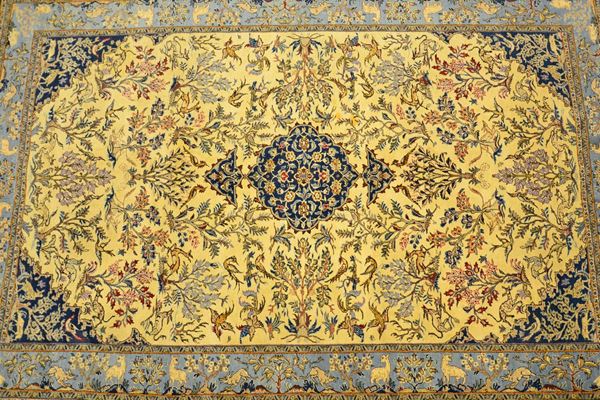 Tappeto persiano, sec. XX, fondo nei toni dell'azzurro e beige