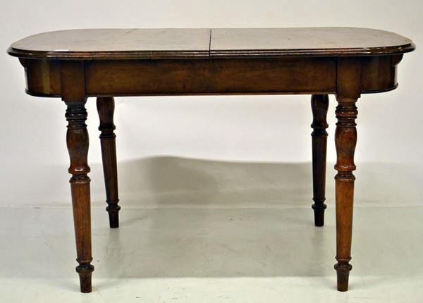 Tavolo, fine sec. XIX, in noce, piano allungabile,