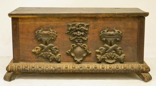 Cassapanca, in stile '700, in legno laccato,