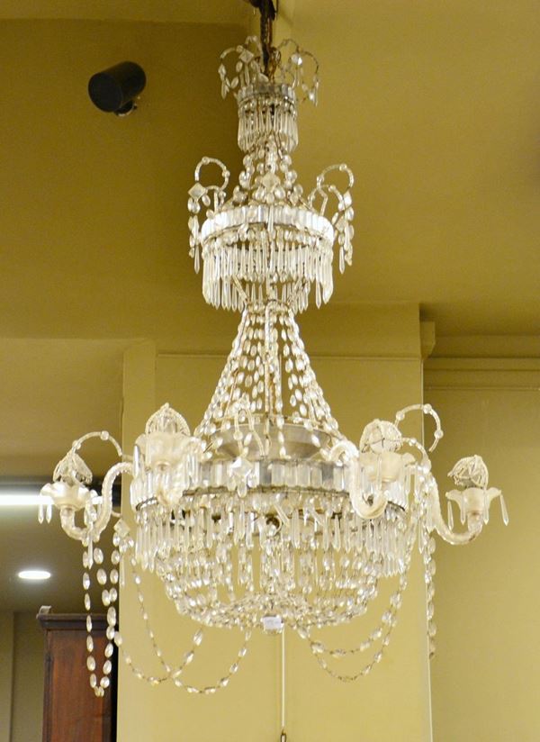 Lampadario, inizi sec. XIX, a paniera, in vetro a tre piani con fili di gocce, sei bracci, dodici luci, cm 100x140