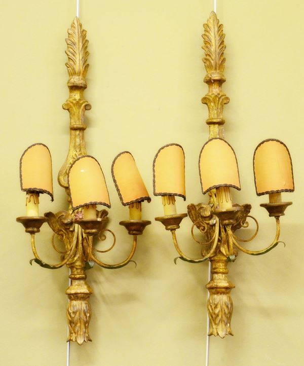 Coppia di appliques, sec. XVIII, in legno dorato