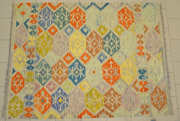 Tappeto persiano Kilim, fondo multicolore  - Asta GIOIELLI, DIPINTI, ARREDI E OGGETTI D'ARTE - Poggio Bracciolini Casa d'Aste