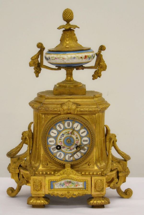 Orologio da tavolo, sec. XIX, in bronzo dorato e  - Asta GIOIELLI, DIPINTI, ARREDI E OGGETTI D'ARTE - Poggio Bracciolini Casa d'Aste