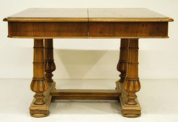 Tavolo, sec. XIX, in noce, piano allungabile,