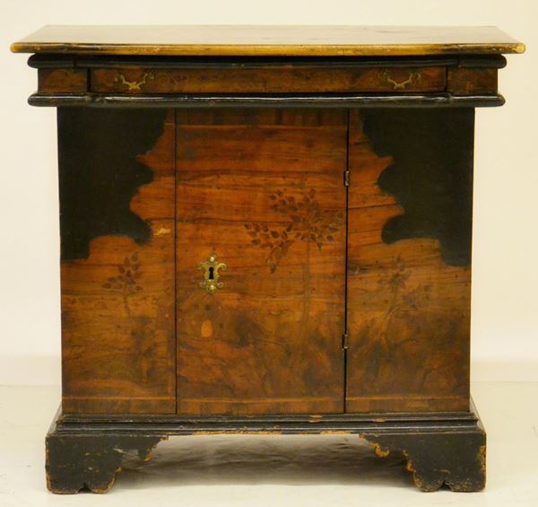Credenza, sec. XVIII, in noce, fronte intarsiato