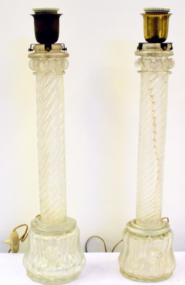 Coppia di lumi, sec. XIX, in vetro con sostegno