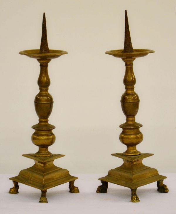 Coppia di candelieri, sec. XVIII, in bronzo  - Asta GIOIELLI, DIPINTI, ARREDI E OGGETTI D'ARTE - Poggio Bracciolini Casa d'Aste