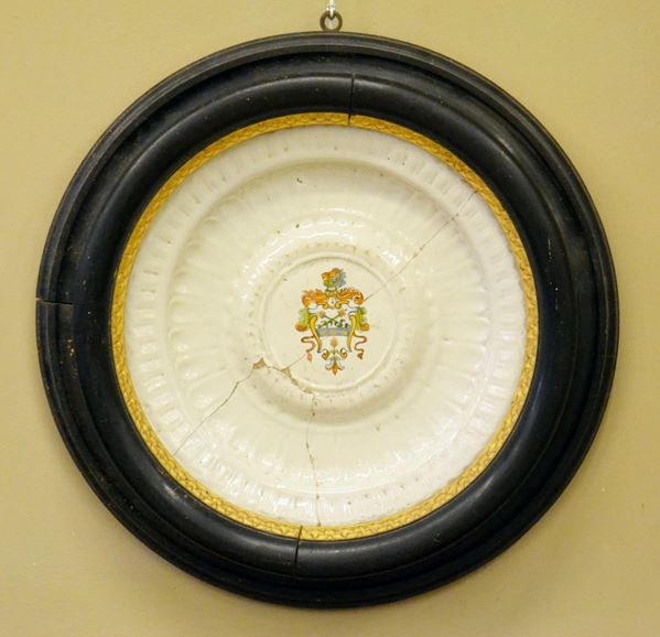 Piatto, sec. XVIII, in maiolica smaltata con al centro