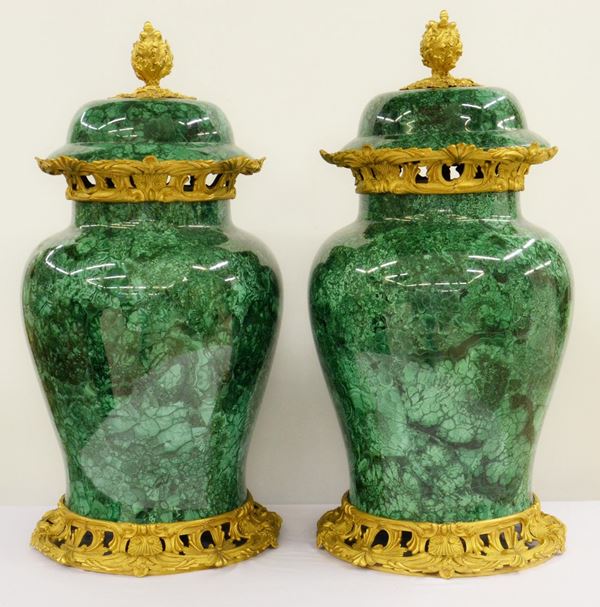Coppia di cachepot, sec. XX, in marmo lastronato in malachite