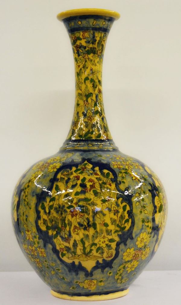 Vaso, sec. XX, in maiolica nei toni dell'azzurro