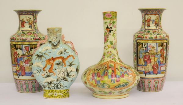 Bottiglia, due vasi e moon flask, Cina, sec. XIX,