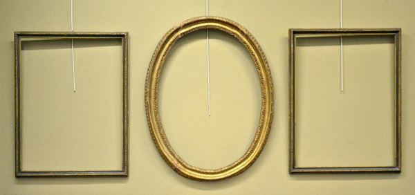 Coppia di cornici, sec. XVIII, in legno laccato e dorato,