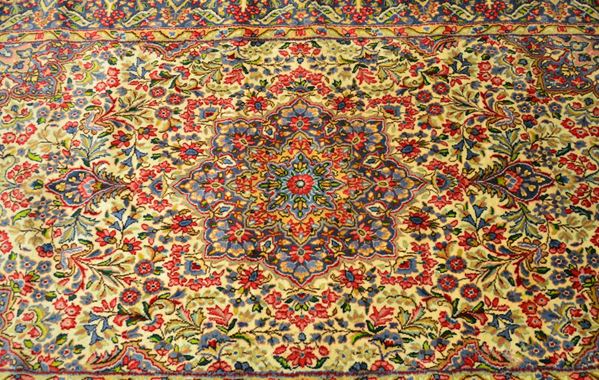 Tappeto persiano, sec. XX, fondo multicolore  - Asta GIOIELLI, DIPINTI, ARREDI E OGGETTI D'ARTE - Poggio Bracciolini Casa d'Aste