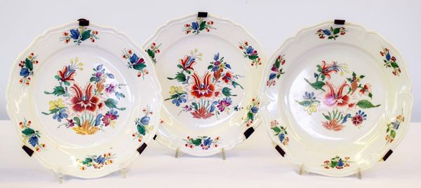 Tre piatti, Doccia, sec. XVIII, in maiolica