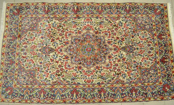 Tappeto persiano, sec. XX, fondo nei toni del beige  - Asta GIOIELLI, DIPINTI, ARREDI E OGGETTI D'ARTE - Poggio Bracciolini Casa d'Aste