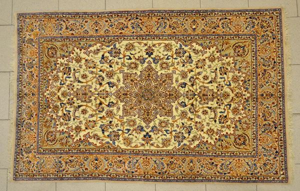 Tappeto Nain, sec. XX, fondo nei toni  - Asta GIOIELLI, DIPINTI, ARREDI E OGGETTI D'ARTE - Poggio Bracciolini Casa d'Aste