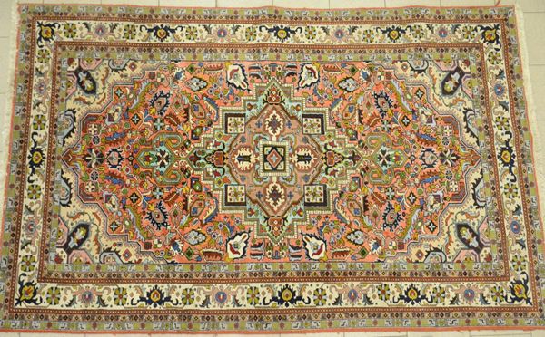 Tappeto persiano, sec. XX, fondo multicolore  - Asta GIOIELLI, DIPINTI, ARREDI E OGGETTI D'ARTE - Poggio Bracciolini Casa d'Aste