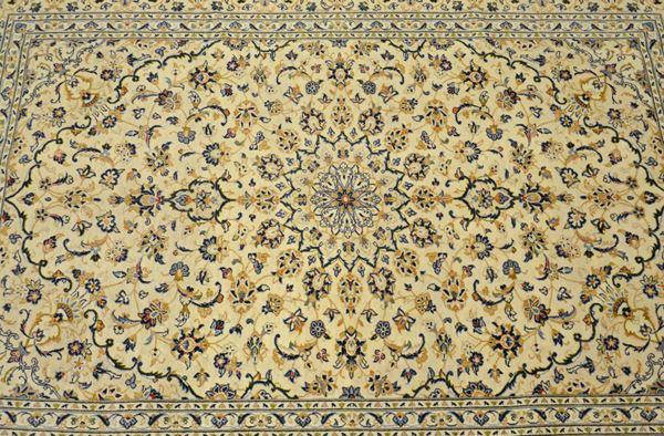 Tappeto persiano Keishan, inizi sec. XX,  - Asta GIOIELLI, DIPINTI, ARREDI E OGGETTI D'ARTE - Poggio Bracciolini Casa d'Aste