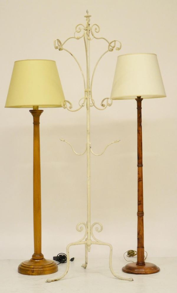 Due lumi da terra, sec. XX, fusto in legno, alt. cm 165