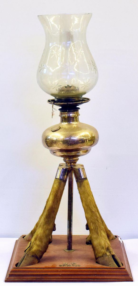 Lampada a petrolio, sec. XX, fusto in metallo