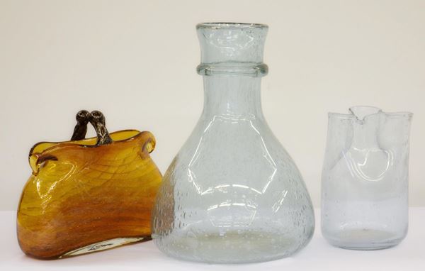 Tre vasi, sec. XX, in vetro soffiato nei toni  - Asta GIOIELLI, DIPINTI, ARREDI E OGGETTI D'ARTE - Poggio Bracciolini Casa d'Aste