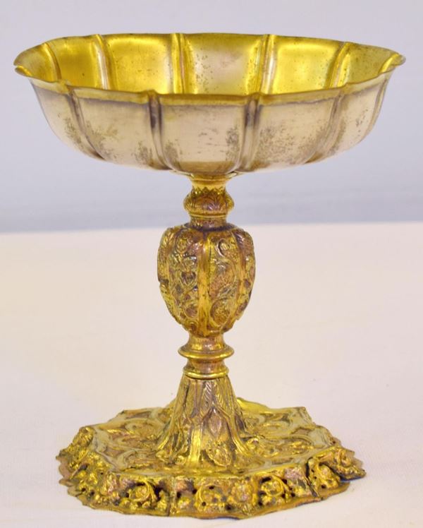 Coppa. sec. XIX, in ottone e bronzo lavorato,