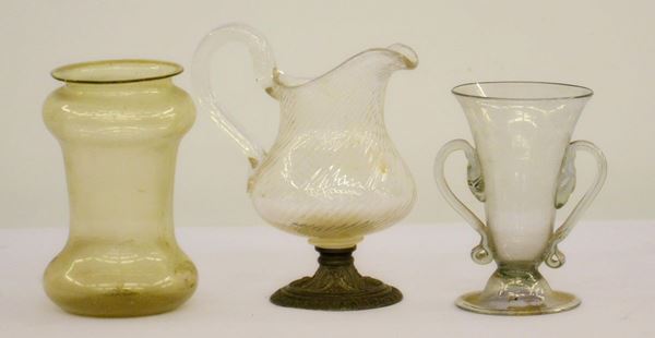 Bricco e due vasetti, sec. XIX, in vetro  - Asta GIOIELLI, DIPINTI, ARREDI E OGGETTI D'ARTE - Poggio Bracciolini Casa d'Aste