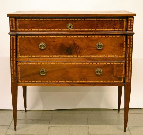 Piccolo cassettone, in stile '700, in noce