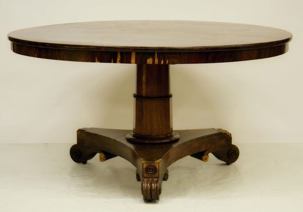 Tavolo, sec. XIX, lastronato in radica, piano circolare,